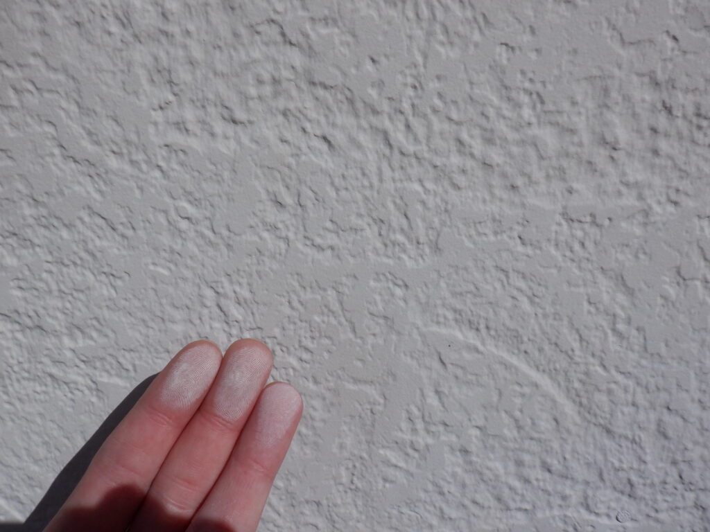 劣化症状 チョーキングってなに 熊本市 屋根 外壁塗装の専門店 ホーミーズ 株式会社藤本塗装 劣化症状 チョーキングってなに 熊本市 屋根 外壁塗装の専門店 ホーミーズ 株式会社藤本塗装