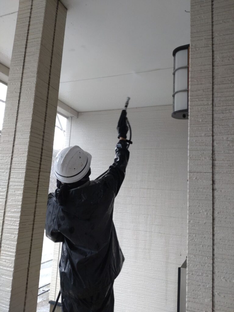 熊本市西区H様邸ポーチ天井高圧洗浄状況
